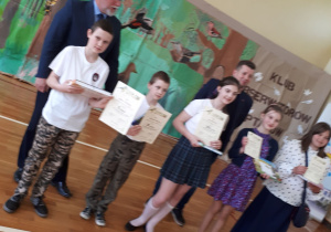 Ceremonia wręczania nagród- organizatorzy i nagrodzeni uczniowie