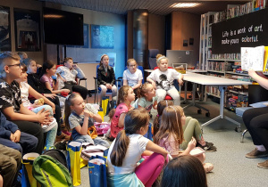 Prowadząca pokazuje anglojęzyczną literaturę