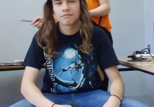 Długie lokiznowu w modzie.