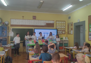 Grupa z makietą