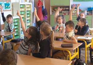 Grupa uczniów w sali