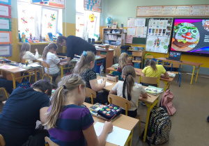Grupa dzieci w trakcie pracy