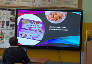 Tablica multimedialna ze slajdem
