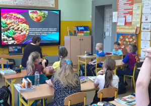 Grupa dzieci podczas rozmowy z nauczycielem