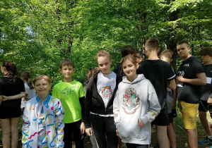 Grupa dzieci na pikniku.