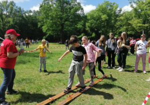 Zabawy ruchowe podczas pikniku.
