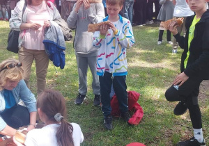 Chwila relaksu i smakowite hot dogi.