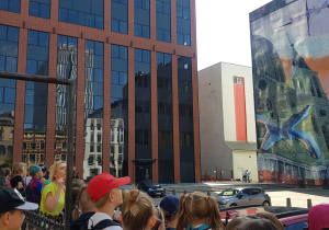 Dzieci ogladają mural.