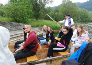 Uczniowie klasy 6 na tratwie flisackiej