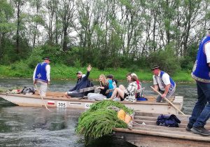 Grupa uczniów na tratwie flisackiej