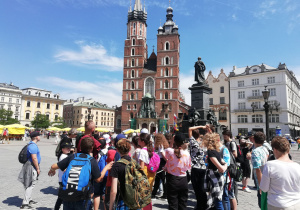 Grupa uczniów pod Kościołem Mariackim