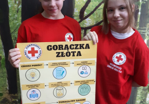 Dwie uczennice z plakatem dotyczącym zbiórki