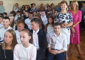 Uczniowie klas IV-VIII i wychowawcy klasy 6b i 8b