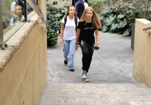 Uczennice klasy 8b na terenie ZOO
