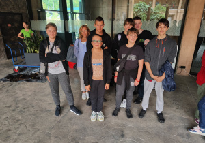 Grupa uczniów klas ósmych z wychowawcą w budynku ZOO