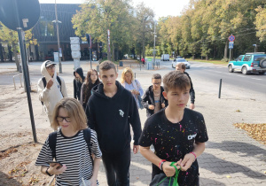 Grupa uczniów klas ósmych w drodze do ORIENTARIUM
