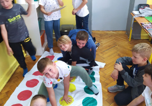 Uczniowie na macie Twistera