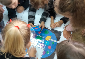 Uczniowie na macie do kodowania