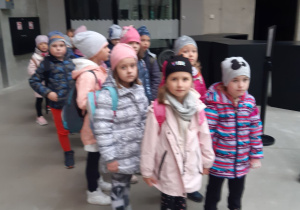 Grupa dzieci przy wejściu do ZOO