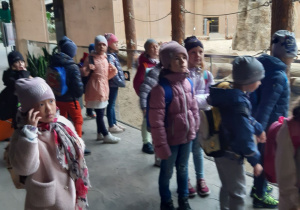 Uczniowie we wnętrzu orientarium