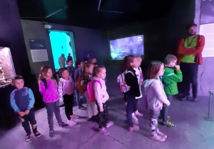 Uczniowie we fioletowym wnętrzu orientarium