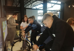 Grupa uczniów na rowerach