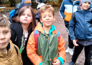 Grupa uczniów podczas spaceru po terenie ZOO