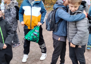 Grupa uczniów podczas spaceru po terenie ZOO