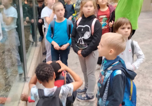 Grupa dzieci z przewodnikiem w Orientarium