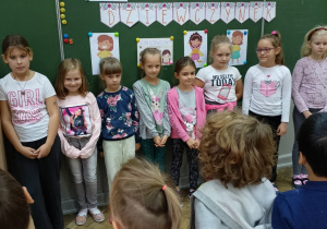Dziewczynki przed zieloną tablicą