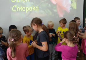 Dziewczynki wręczają chłopcom prezenty