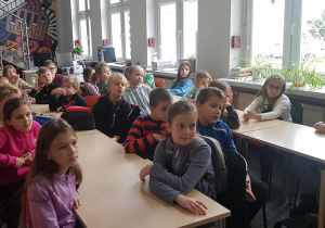 Uczniowie słuchają.