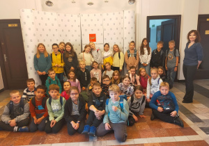 Uczniowie pozują do grupowego zdjęcia W UMŁ.