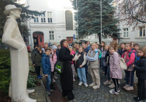 Pod pomnikiem Tuwima na dziedzińcu Urzędu Miasta Łodzi.