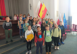 Uczniowie w sali obrad Rady Miejskiej.