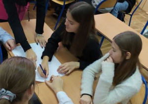 Uczniowie w pracowni podczas zajęć.