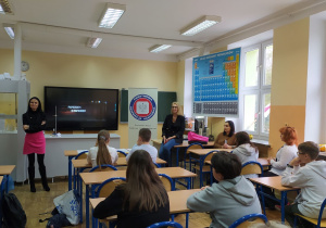 Uczniowie w pracowni podczas zajęć.
