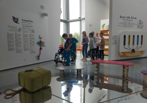 Grupa uczniów w sali wystawowej