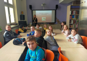 Grupa uczniów przy stolikach podczas warsztatów o symbolach narodowych