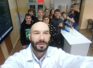 Wykorzystanie stołu roboczego w sali chemicznej