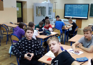 Grupa uczniów przy stolikach podczas pracy w grupach