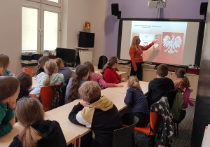 Dzieci utrwalają informację o symbolach narodowych