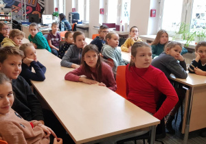Dzieci słuchają podczas zajęć o symbolach narodowych