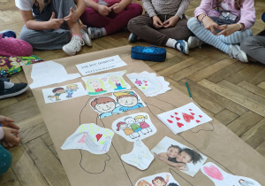 Grupa uczniów nad wspólną kartą pracy