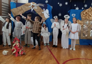 Grupa dzieci przebranych za pasterzy i aniołów