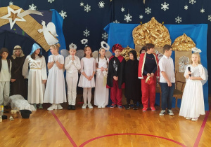 Grupa aktorów w przebraniach oraz zespół muzyczny