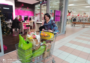 Pani Monika z koszem darów