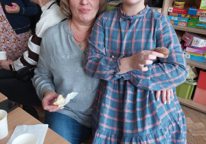 Małgosia w ramionach babci