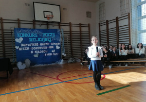Dziewczynka recytuje.
