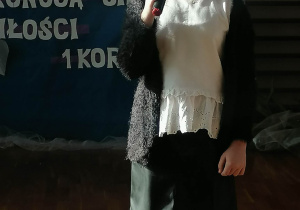 Dziewczynka recytuje.